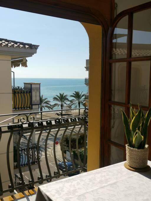 Cal Salmare Seafront Apartment With Rooftop Terrace And Pool Calafell Exterior foto